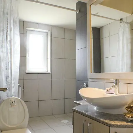 בית נופש Four Bedroom Holiday In פפקי